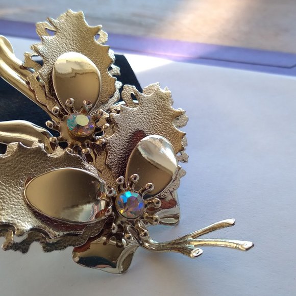 Silver tone oak leaf pin on brooch - Picture 2 of 5